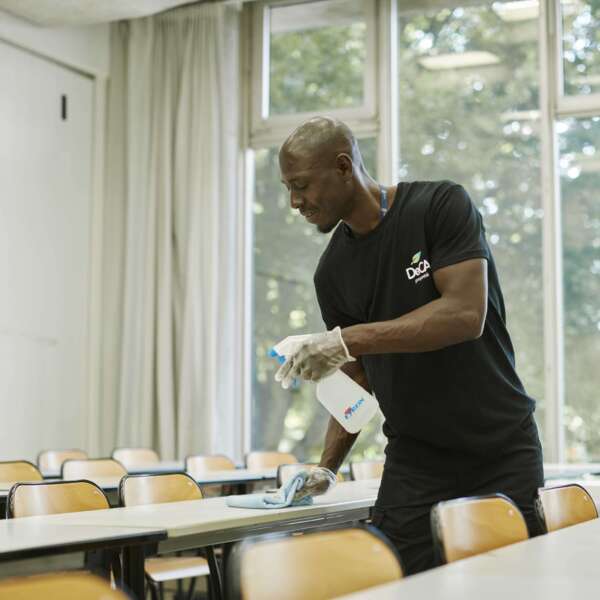 agent-de-service-desinfection-ecole agent de service nettoyant une ecole