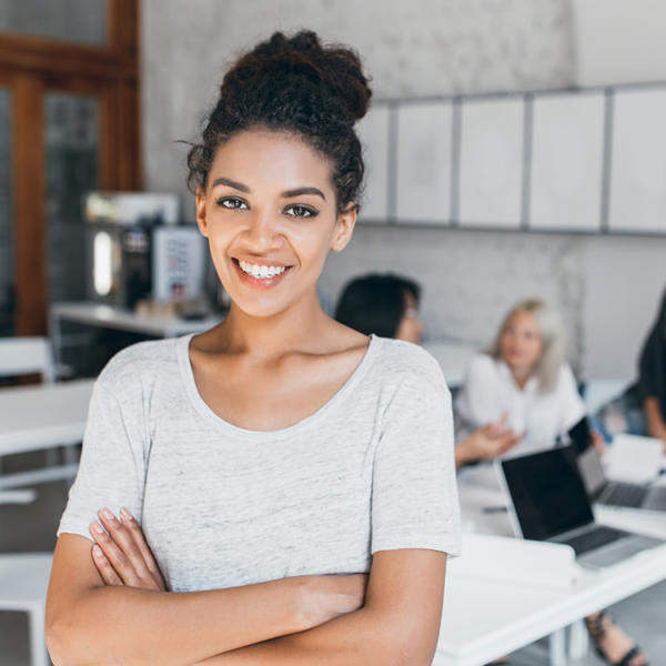 assitante-agence-de-nettoyage femme-sourire