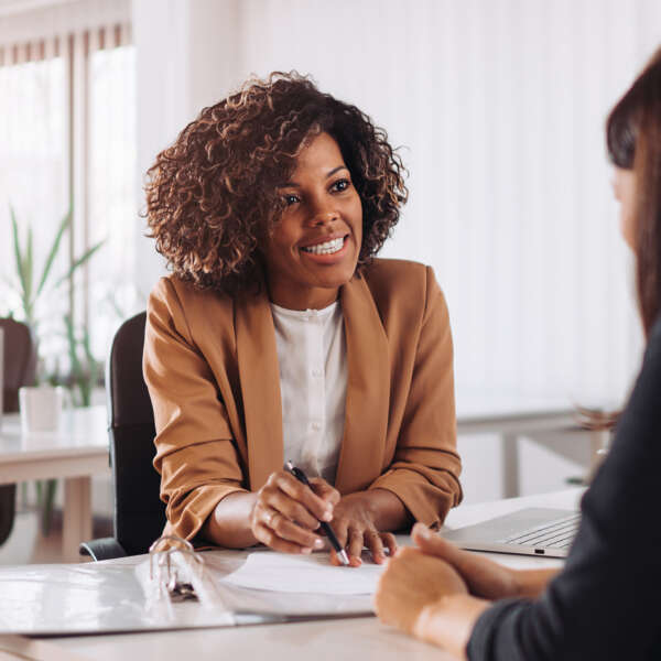 femme échange client