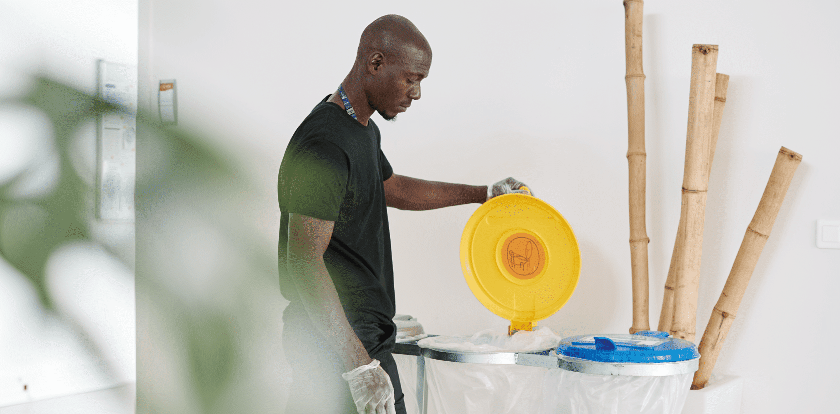 homme qui ramasse les déchets