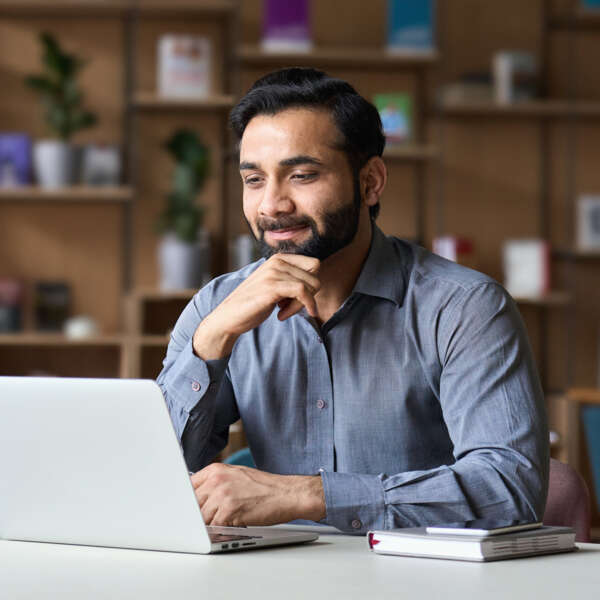 relation-client-commerce homme-ordinateur-travail
