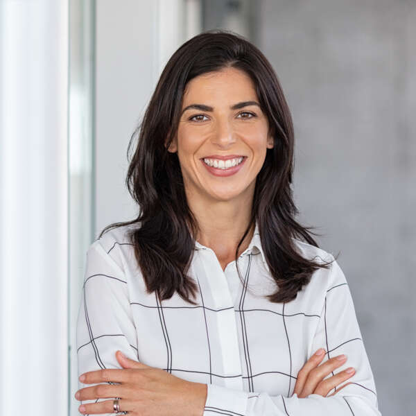 responsable-clientele-client femme-sourire-relation-client