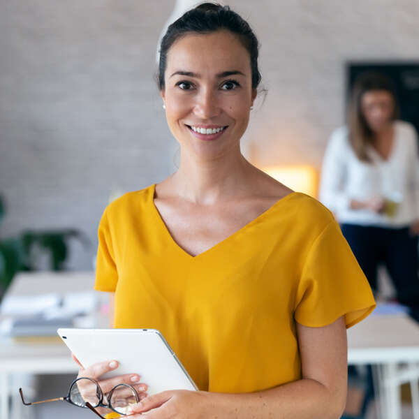 responsable-clientele-contrat femme-tablette