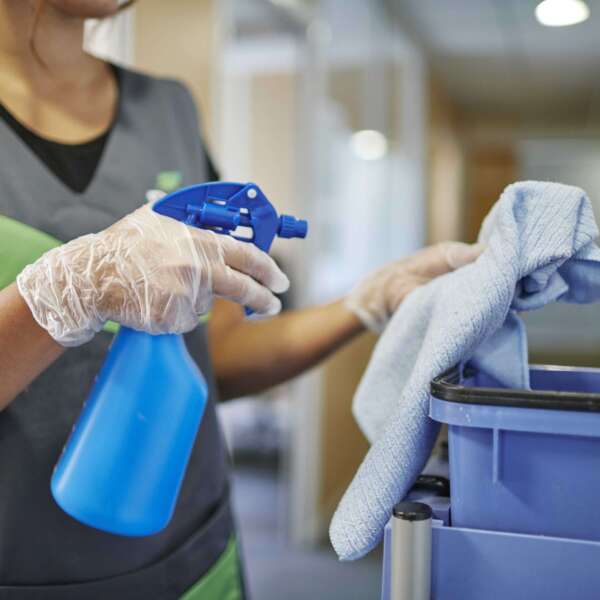 spray de produit pour nettoyage services aux entreprise