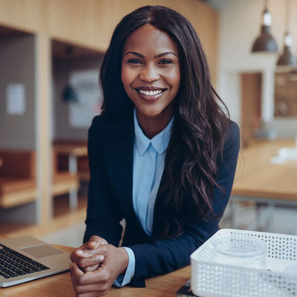 suivi-experience-client sourire-femme-responsable-clientele
